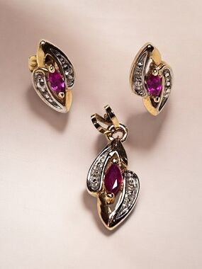 Vintage 10K Gold Stud Earrings and Pendant Necklace Set